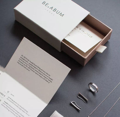 Caja de regalo del papel del barniz de Pantone Ring Jewelry Packaging Box Kraft