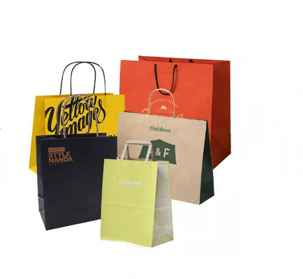 El lazo de empaquetado para llevar CMYK de los bolsos que hacen compras calza el bolso de la ropa