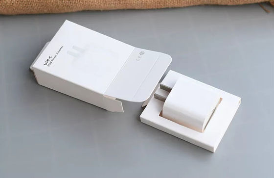 Los datos del cargador USB de PMS telegrafían la caja de embalaje Debossing impermeable a la grasa