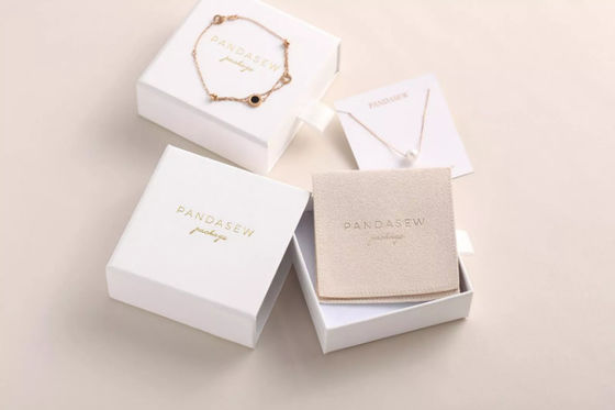 Papel de empaquetado de la cartulina de Deboss de la caja de la joyería de la pulsera de PandaSew