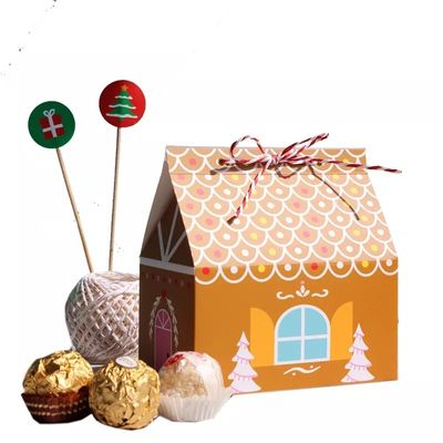 La casa forma las cajas de regalo de la Navidad para el cartón disponible del caramelo